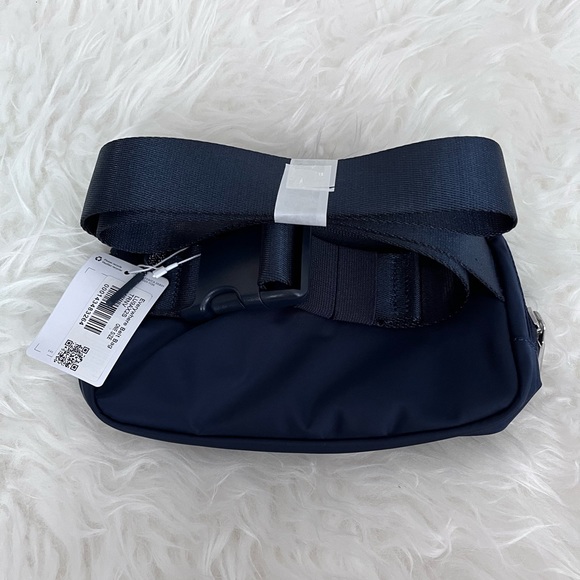 LAST ONE- Lululemon Everywhere Belt Bag in True Navy colour. NWT - Picture 2 of 5